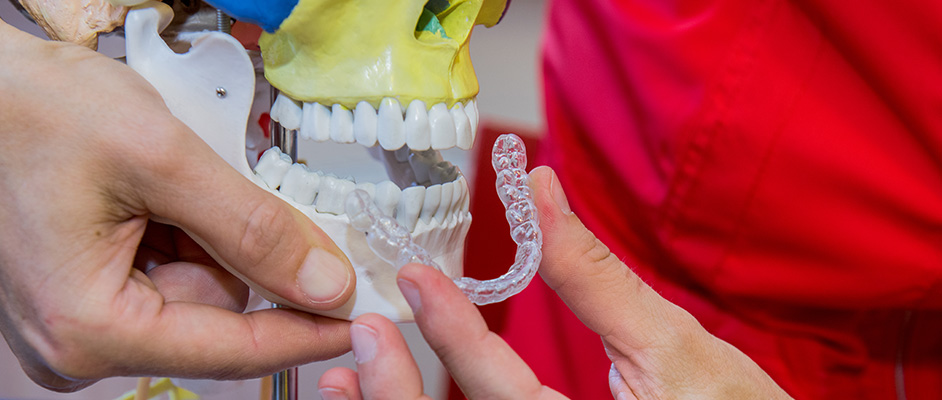 Unauffällige Zahnschienen in Hattingen / Aligner-Therapie
